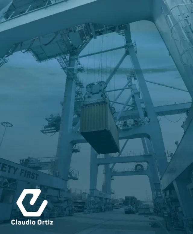 Grúa portuaria levantando un contenedor para exportación desde Cúcuta, Colombia, con tono azul petróleo